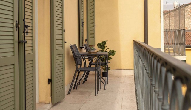 Cozy flat with large balcony few steps from Arena