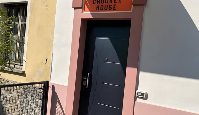 'Crooked House' Apartment with Mountain View, Private Garden and Parking