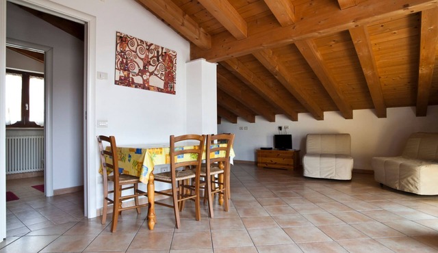 Dachgeschosswohnung mit Privatparkplatz by Interhome