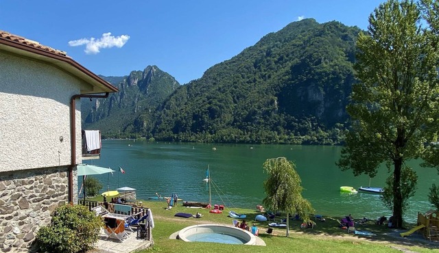 Directly on the lake with terrace