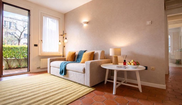 Domus Solferino - Private Parking near Airport & City Center