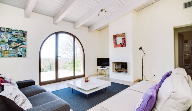 Elegant ground floor villa of 93 m2 consisting of a large living room with sofas and fireplace, kitchen complete with dishwasher, microwave oven, electric oven, coffee machine, kettle, fridge and freezer.Indoor and outdoor dining area, a double bedroom w