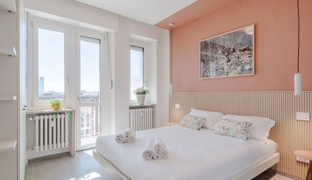 Elegant studio apartment in a very convenient location, right in front of the metro station: in just 6 minutes you'll be downtown, and even faster to the lively San Salvario neighborhood. The apartment is just steps from the Po River Park, the Lingotto e