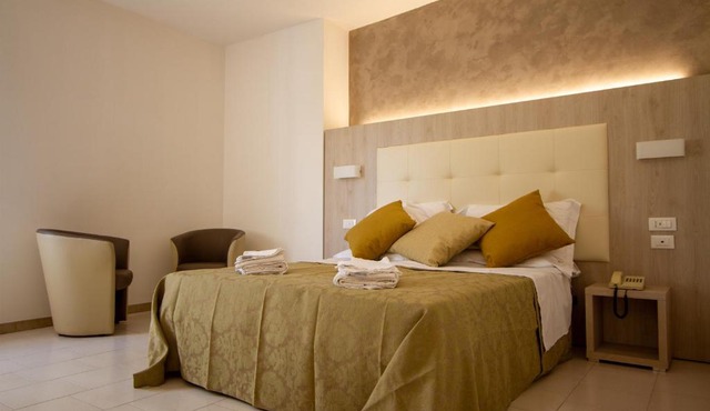 Falcon Hotel