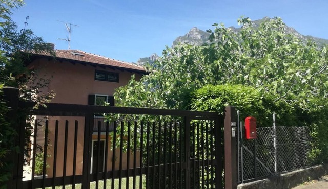 Flat with garden in quiet green neighborhood, 2 bikes, storage, private parking