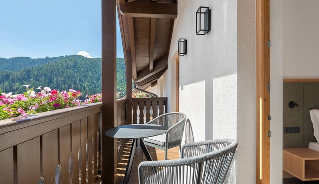 Goldener Adler Apartment Family Plus 9 with Balcony, Sauna & Breakfast Included, New 2026