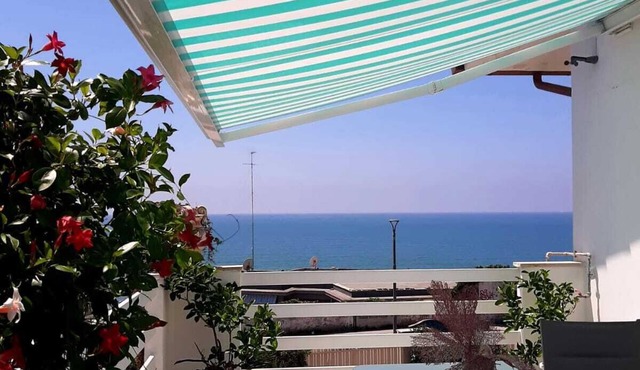 Gorgeous beachfront villa, 1 hour away from Rome, parking spaces included.