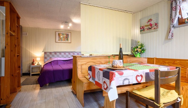 Guest Room 'La Châtelaine - Pinot Noir' with Mountain View, Shared Terrace & Wi-Fi in Walbach