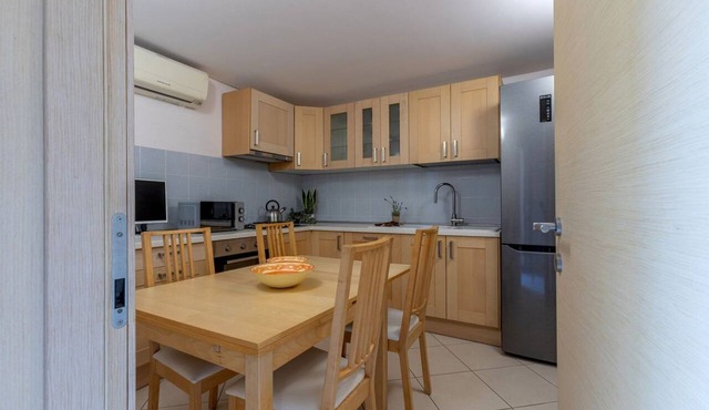 GuestHost - A comfortable and welcoming 75 square meters apartment with a large courtyard and private entrance, perfect for six people, located on the ground floor of a renovated historic building facing the canal (NOT accessible by car).The property enj