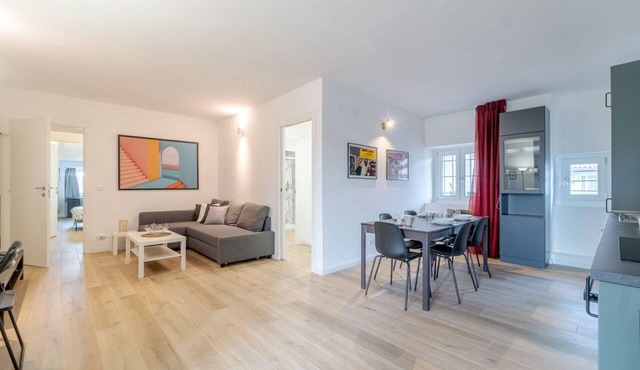 GuestHost - A few steps from the Royal Palace, elegant apartment equipped with every comfort and ideal for hosting 6 people, located in a building in the city center, nearby there are all the main museum and recreational attractions of little Paris. Cl