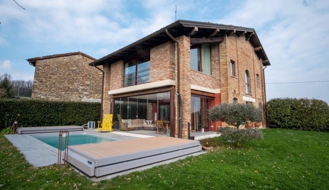 GuestHost - A modern and welcoming 165 square meters villa, perfect for six people. The property is a renovated barn and enjoys excellent views of the Piacenza hills and the city of Piacenza.Guests can enjoy a relaxing and peaceful stay, typical of this