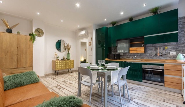 GuestHost - Apartment located on the first floor of a building with a lift.In 75 square meters of space, it comfortably accommodates 6 people with two double bedrooms and a sofa bed in the living room.Connected with the city center and with all points of