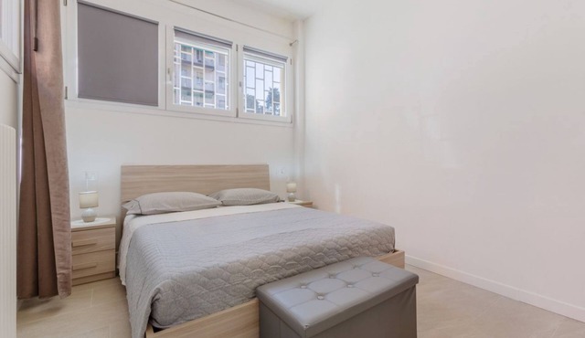 GuestHost - Apartment located on the ground floor of a building.In 39 square meters of space it comfortably accommodates 2 people with a double bedroom.There is an uncovered parking space for the exclusive use of guests.The neighborhood is well served wi