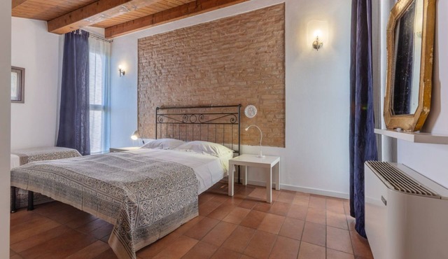 GuestHost - Apartment located inside a villa, shared with the owner.Perfect place for those looking for a stay surrounded by greenery, quiet and away from city traffic.The historic center is only 15 minutes by car or 20 minutes by bus (n. 310).It is poss