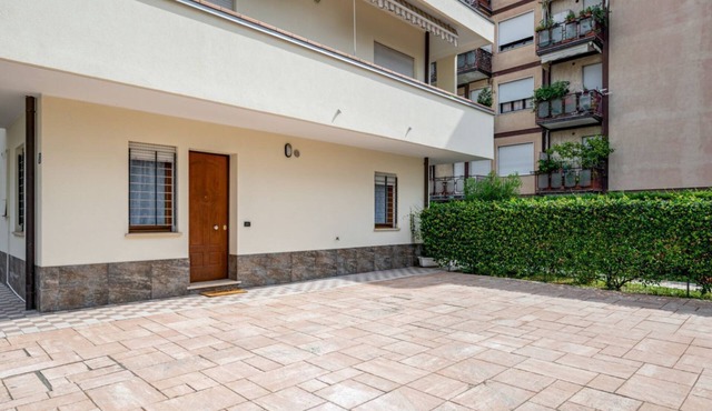 GuestHost - Apartment located on the ground floor of a building without a lift with independent entrance.In 55 sqm it accommodates 5 people, with a large paved space in front of the house, a double bedroom and a single bedroom.In 10 minutes on foot you c