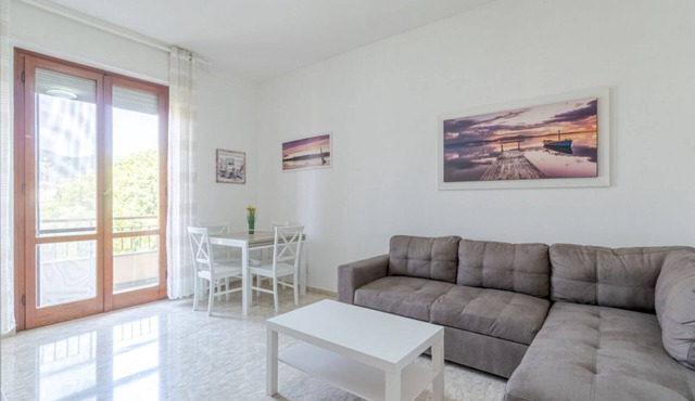 GuestHost - Bright and spacious apartment perfect for 4 people, equipped with all services, overlooking an internal garden and double access corso a De Michiel (5 minutes walk from the beaches) and via Trieste (3 minutes walk from piazza Cavour and corso in Chiavari