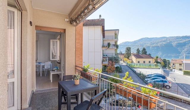 GuestHost - Bright and welcoming independent apartment with garden, located within a villa. Just a 10-minute walk from the charming harbor of Lierna, this property is perfect for those looking to fully enjoy the lake lifestyle.Lierna is a delightful vill