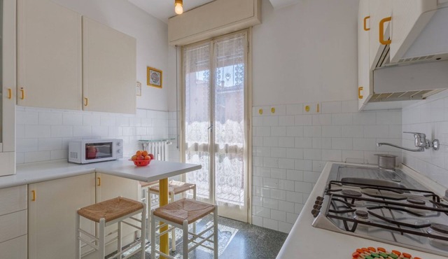 GuestHost - Bright apartment with balcony equipped with the main comforts to comfortably accommodate up to 3 people and very quiet thanks to the view on a silent internal street. The accommodation is located in the San Vitale district, a very green resid