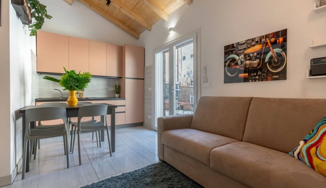 GuestHost - Bright Apartment with Patio & Parking