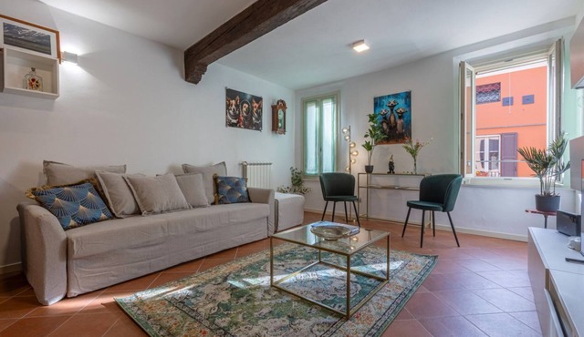 GuestHost - Charming 53 sqm apartment, ideal for groups of up to 5 guests, located on the first floor of a historic building without an elevator.Set in the heart of the historic centre, the accommodation is located on one of Ferrara’s most charming med