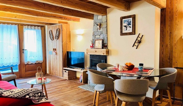 GuestHost - Charming 70 sqm apartment on two levels, comfortably accommodating four people.The property is located in La Salle, in the hamlet of Cottin, surrounded by Alpine nature at the foot of Mont Blanc, an ideal location for skiers and outdoor sport