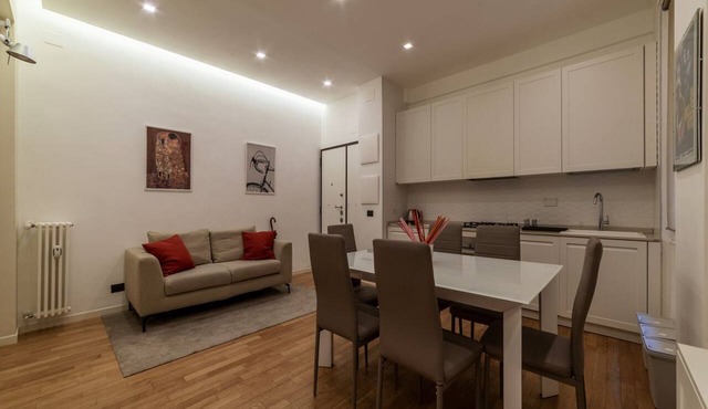 GuestHost - Cozy and comfortable 70sqm apartment, able to accommodate up to 3 people, located on the ground floor of a five-story building, less than 5 minutes' walk from the Bologna Metro station and the square of the same name.The apartment is complete