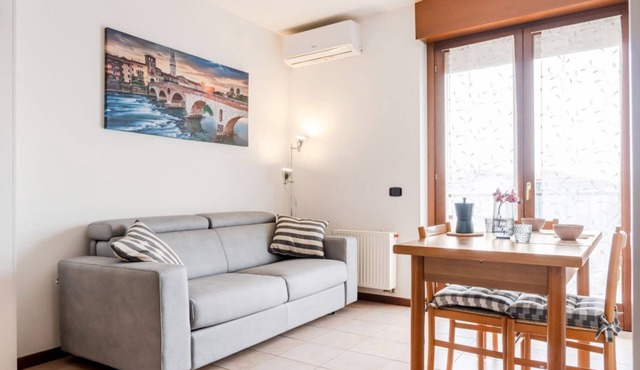 GuestHost - Cozy apartment of 40 sqm located on the fourth and last floor of a building with lift, suitable for 4 people.The accommodation is located in a quiet residential area, served by the main services: bars, restaurants, supermarkets, pharmacy, pub
