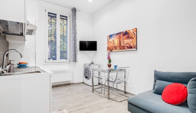 GuestHost - Just outside the center it is in a quiet and convenient position even for those who reach Bologna by car.The apartment is on the raised ground floor without a lift.About 30 square meters large on one floor. There are 3 windows that all overlo