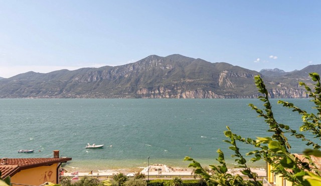GuestHost - Lovely 70 sqm apartment, perfect for 2 people, located on the ground floor of a building WITHOUT a lift (steps to access it). The accommodation enjoys a splendid view of the lake and is located in Castelletto, a picturesque village located al