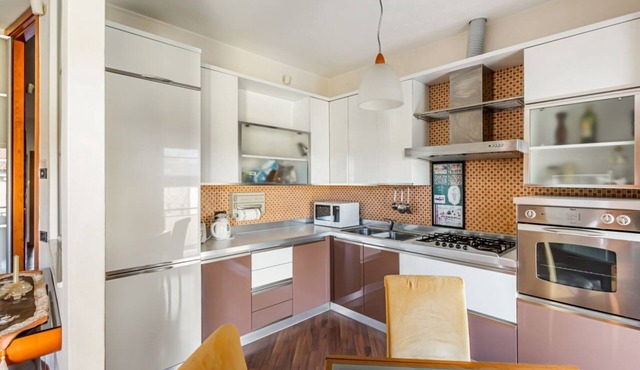 GuestHost - Mestre Cozy Apartment with Parking!