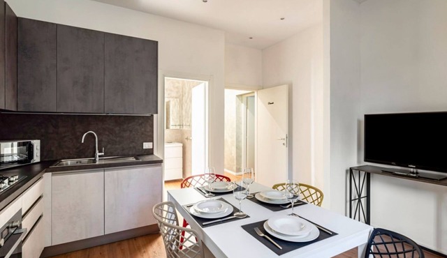 GuestHost - Modern 35 sqm apartment just 6 minutes walk from Sant'Antonio Hospital. The accommodation, which can host up to 3 guests, is located on the ground floor (raised) of a building without lift (NOT suitable for disabled people). Please note that