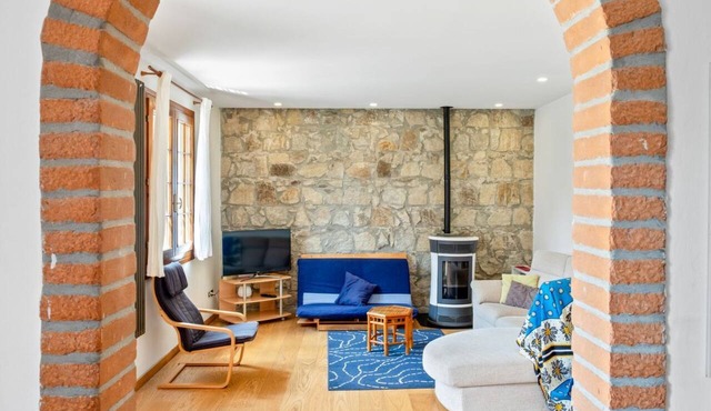 GuestHost - Pretty and cozy private house is located in the central area in Abano Terme, a few steps from the Cathedral of San Lorenzo, Piazza Mercato and the Urban Thermal Park, in a quiet and relaxing neighbourhood, spacious and perfect for 6 people. T