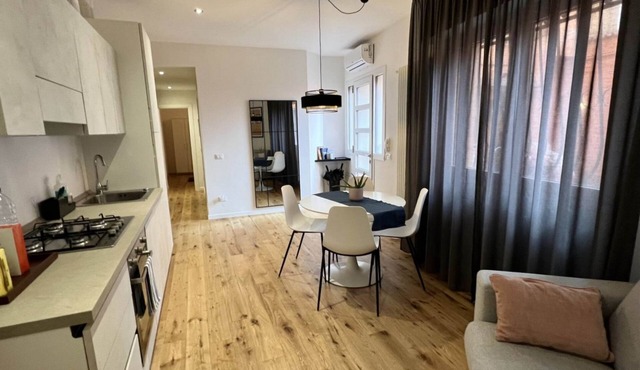GuestHost - Roomy apartment of 50 sqm located on the ground floor (steps to access), can accommodate up to 4 people.The accommodation is located near the city center of Mantua, in just 15 minutes walk you can reach all the main attractions and the area i