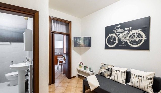 GuestHost - The apartment is on the first floor of a building without a lift. It is necessary to climb 18 steps to access it.Suitable for 3 people, with a double bedroom (90x1.60mt) and a sofa bed (80x2.00mt) in 50m2 of space.The accommodation is located