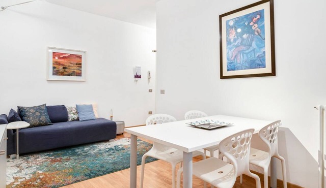 GuestHost - The apartment is located on the first floor of a building with a lift, not suitable for the disabled.In 45 square meters of space, it comfortably accommodates 3 people with one bedroom.Located in the Portello district, one of the most histori