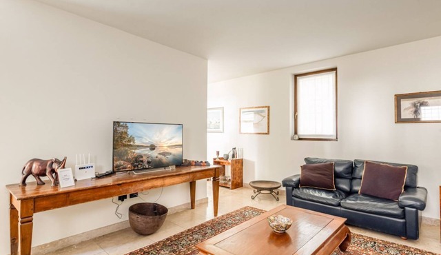 GuestHost - Wonderful villa of 350sqm of space positioned on two levels with 500mt of SHARED garden.It accommodates 6 people, with three bedrooms (each with a private en suite bathroom) and a single armchair in the living roomTwo ASSIGNED parking spaces,