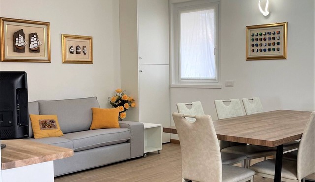 HAPPY DAYS large ground floor apartment with garden and parking.
