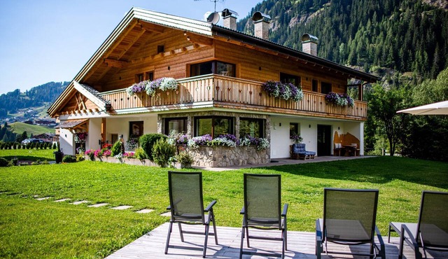 Holiday Apartment "Piciulei Pitl" with Mountain View, Garden, and Wi-Fi