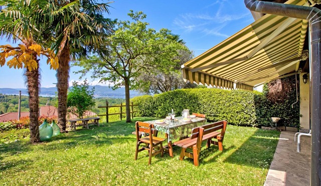 HomeSweetHome Lake-View Villetta a schiera with Garden, Besozzo, Italy