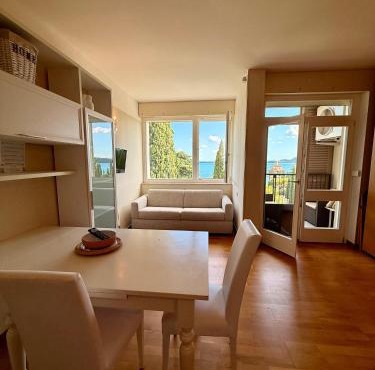 HOST4U - RELAIS VILLA ALBA Beautiful Loft in Gardone Riviera, Lake of Garda