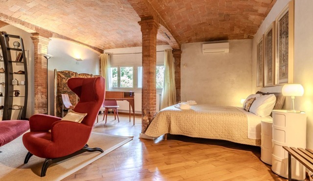 HouSmart Luxury Suite Golf Club