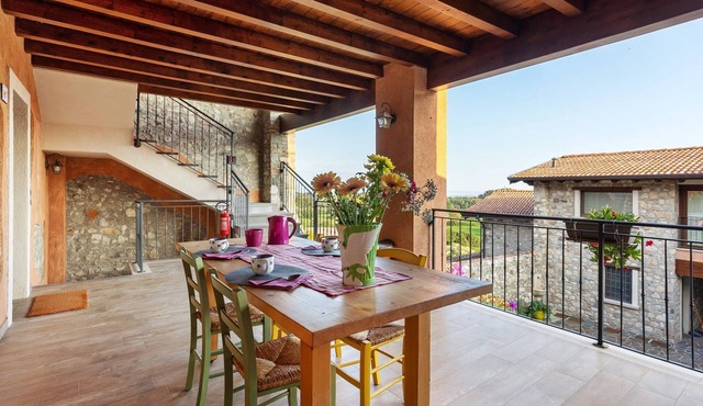 Il Borgo Apartments Lavanda with Lake View, Wi-Fi and Air Conditioning