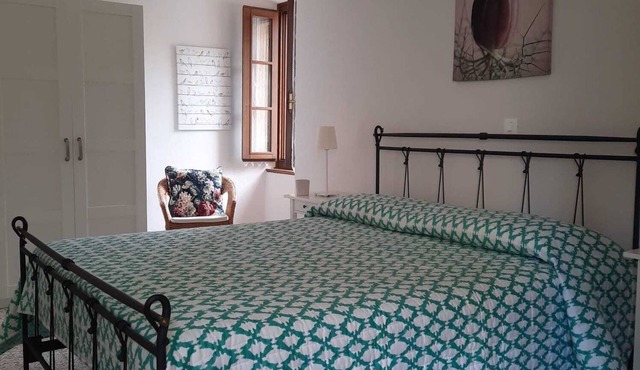 IN MAGNIFICENT HAMLET BETWEEN LAKE AND MOUNTAIN (2 BATHROOMS)