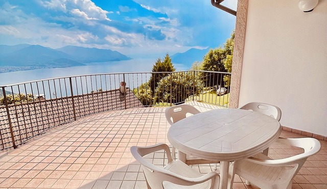 Cà Sulà, large detached house with garden and beautiful lake view
