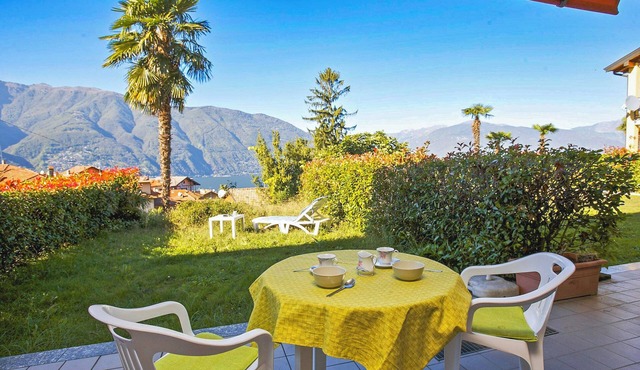 Tastefully furnished 1-bedroom apartment in a nice residence with swimming pool