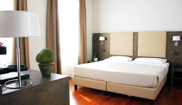 Jet Hotel