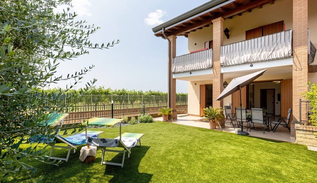 Katy Lake Lavanda Apartment with Private Terrace, Wi-Fi, and Air Conditioning