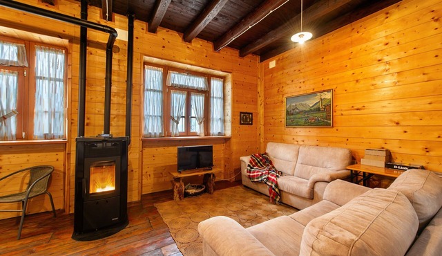 La Vieille Ecole Holiday Home – Historic Schoolhouse Retreat in Montjovet