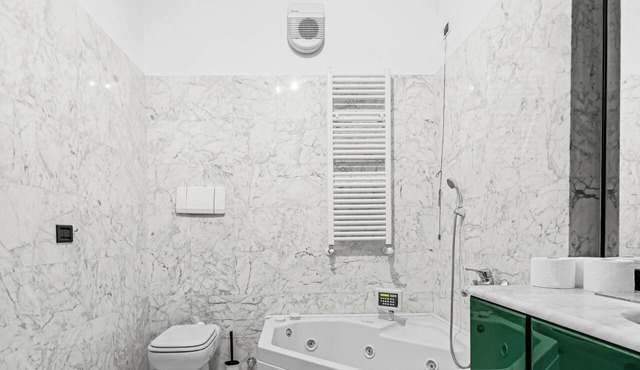 LAB17: Spacious and bright apartment for 7 in Milan