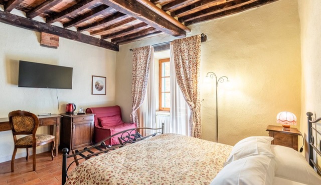 Locanda Di Montisi Room La Giostra among the hills of Montalcino